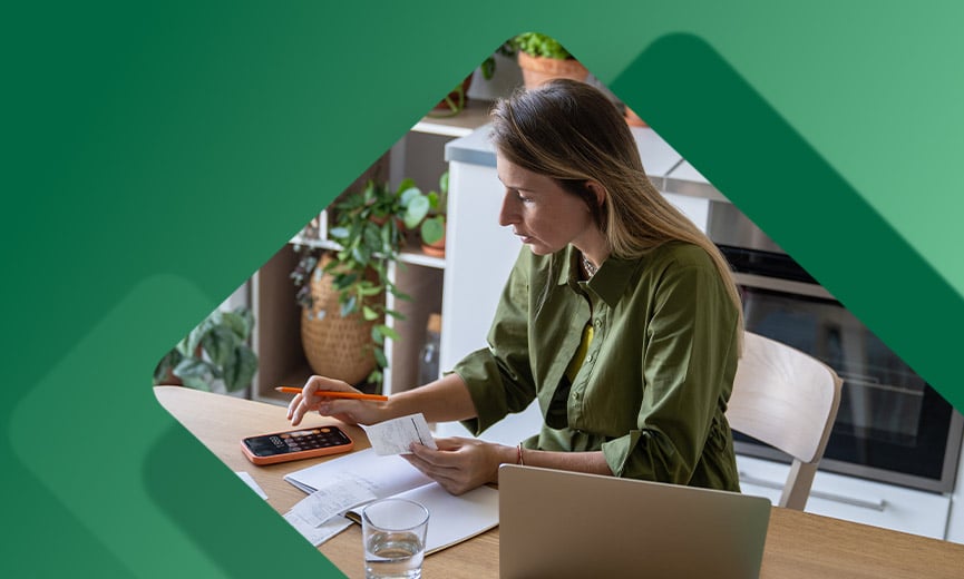 Mujer revisando sus finanzas