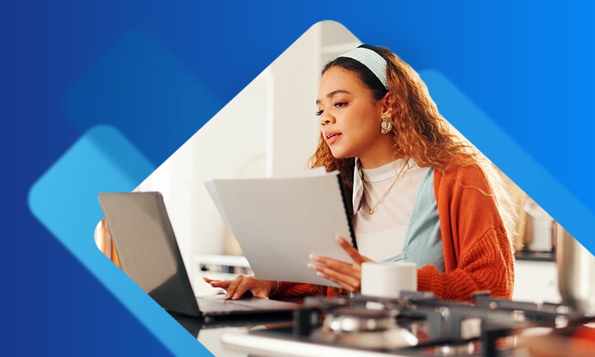 Propietario de una pequeña empresa gestionando las finanzas