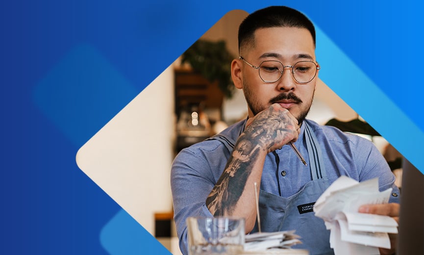 Propietario de un restaurante leyendo un estado de pérdidas y ganancias (P&L)