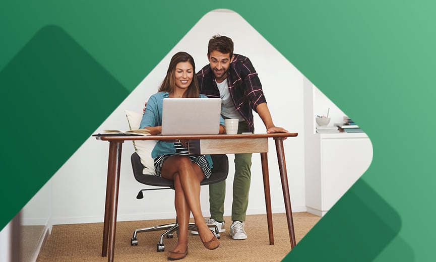 Jóvenes empresarios gestionando sus finanzas