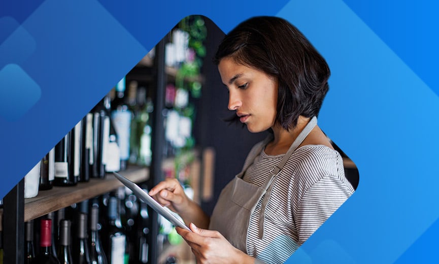 Una propietaria de una pequeña empresa revisando la documentación en su tableta