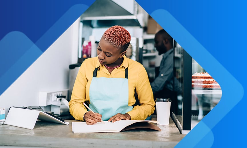 Propietaria de una pequeña empresa haciendo tareas financieras