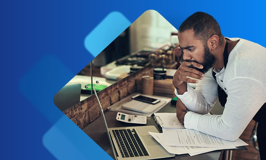 Propietario de una pequeña empresa haciendo tareas financieras