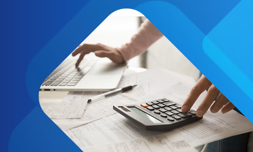 Mujer que está haciendo sus impuestos trimestrales