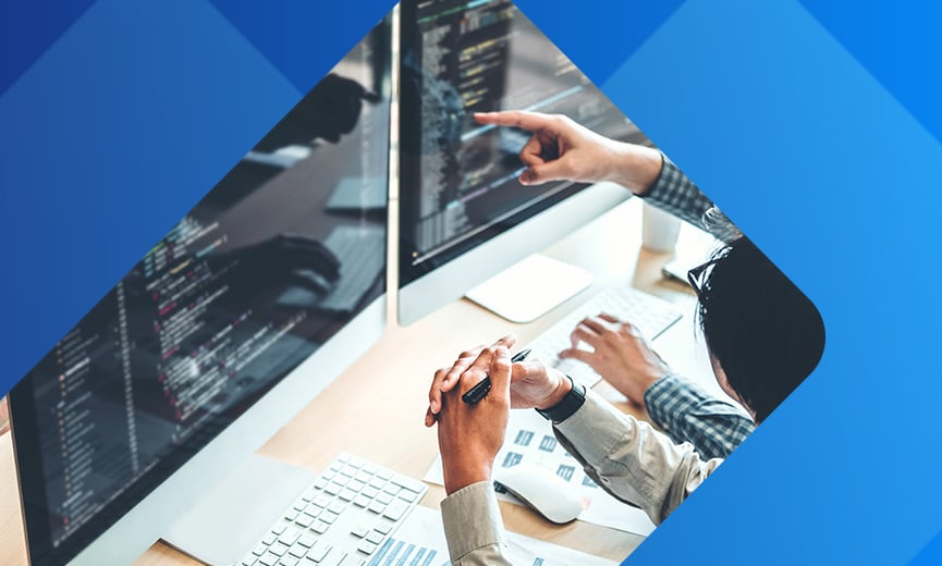 Profesionales de TI colaborando para resolver un problema