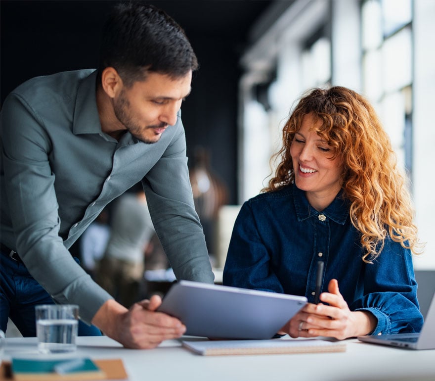 Un consultor de recursos humanos que trabaja con un propietario de una empresa