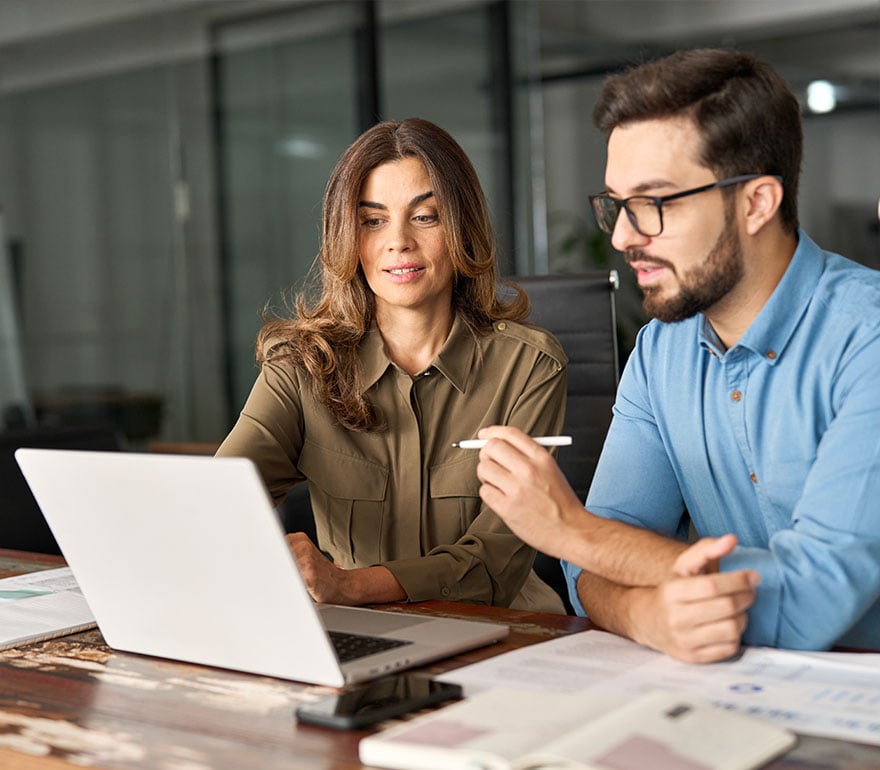 Un consultor de recursos humanos que trabaja con un propietario de una empresa