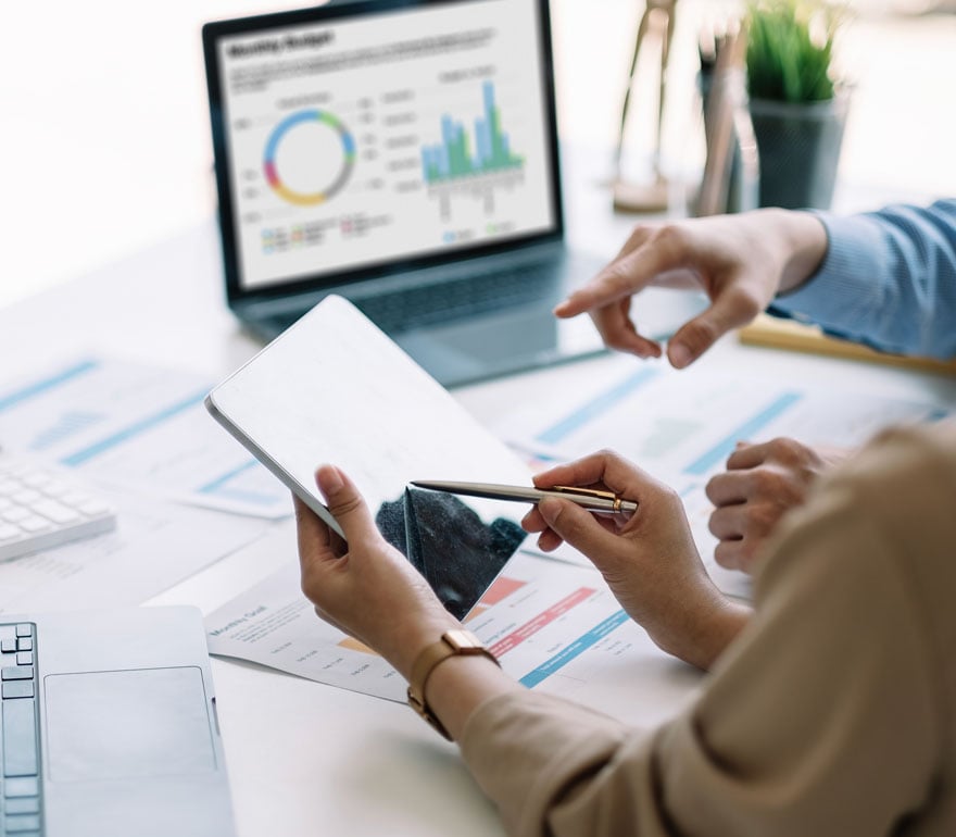 Un consultor de recursos humanos que trabaja con un propietario de una empresa