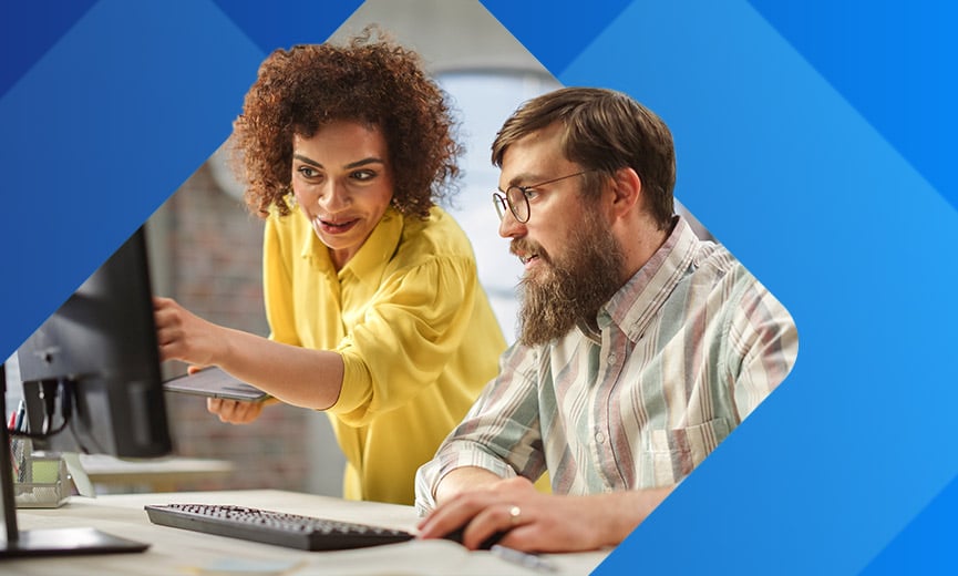 Propietario de una pequeña empresa incorporando a un empleado en una computadora utilizando IA