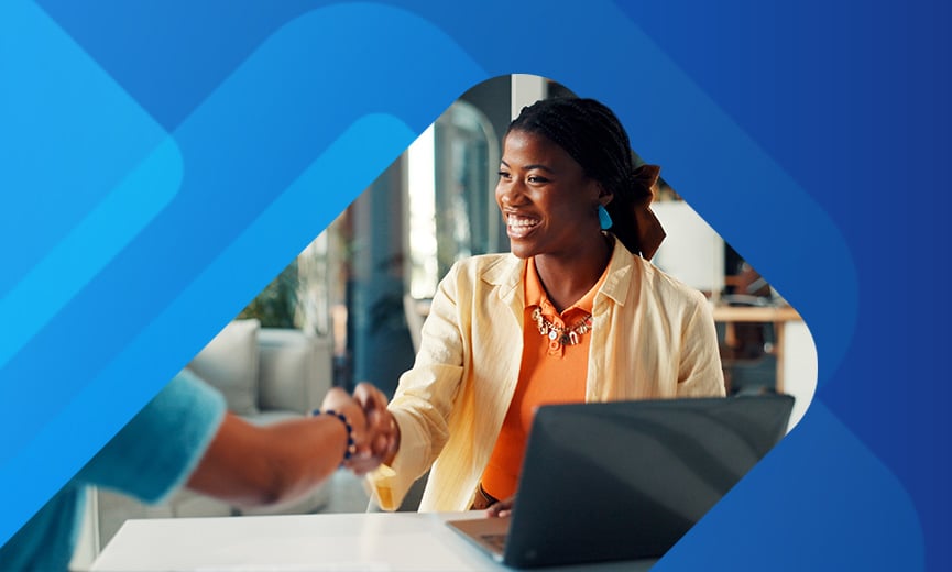 Reclutador y posible cliente se dan la mano