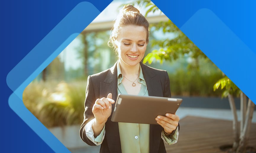 Profesional de recursos humanos que usa su tableta