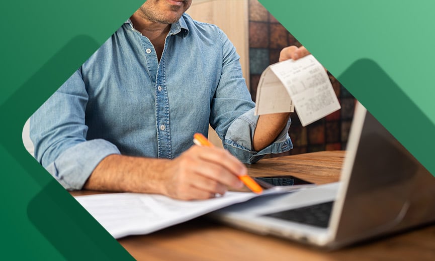 Propietario de una pequeña empresa calculando gastos