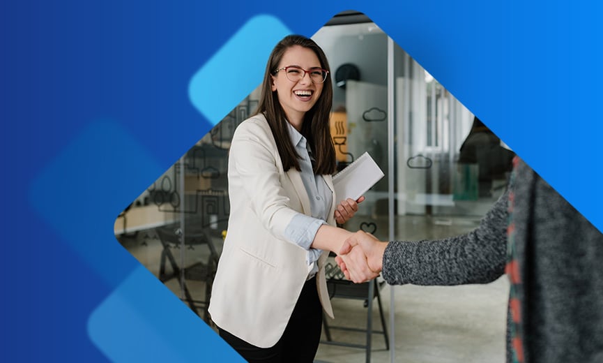 Empleado feliz y profesional de recursos humanos estrechándose la mano en una oficina