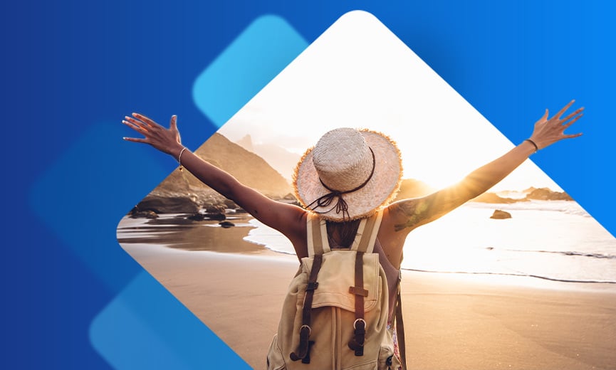 Una joven que está disfrutando de sus vacaciones en la playa