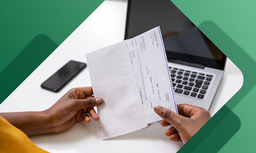 Persona que está revisando su talón de pago