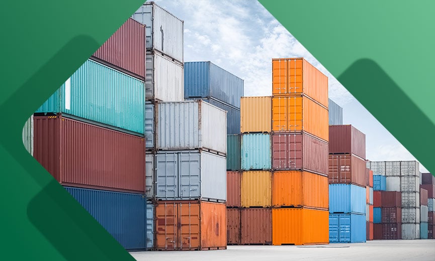 Contenedores de carga en un muelle