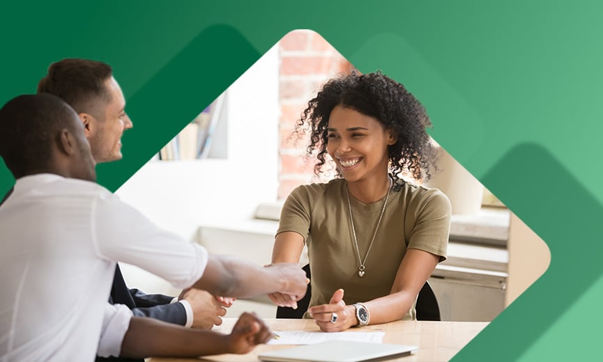 Empleado estrechando la mano con el equipo de contratación