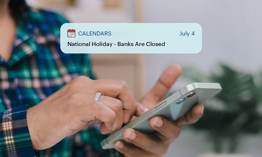 Un responsable de RR. HH. consultando un calendario de nóminas para planificar el periodo de pago