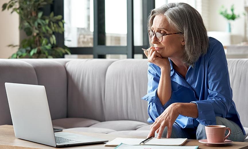 Una mujer considera sus opciones al inscribirse en su programa de jubilación patrocinado por el empleador