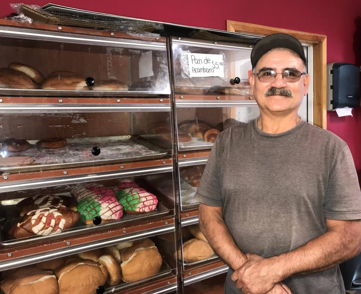 Francisco Morales, propietario de Ranchis Fiesta en Marion, Nueva York, exhibe sus panes y pasteles mexicanos tradicionales en su negocio.