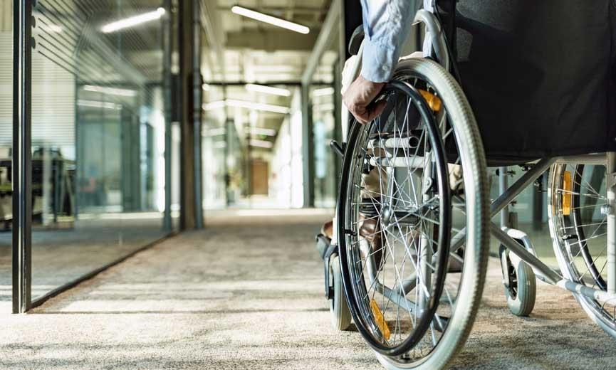 un empleado usa una silla de ruedas