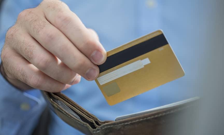Un empleado no bancarizado con una tarjeta de pago