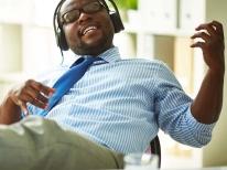 Ventajas y desventajas de que los empleados escuchen música en el trabajo.