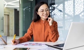 A HR manager calculates paycheck amounts for payroll tax withholding