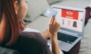 employee shopping online using employee discount program
