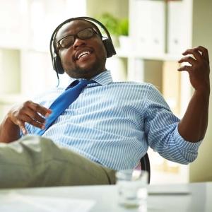 Ventajas y desventajas de que los empleados escuchen música en el trabajo.