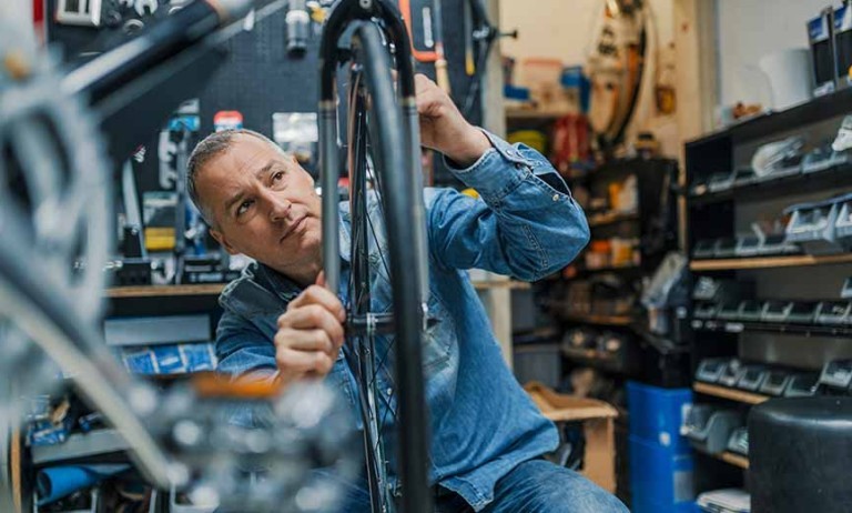 un propietario de una pequeña empresa utiliza el seguro contra riesgos para proteger los activos físicos de su tienda de bicicletas