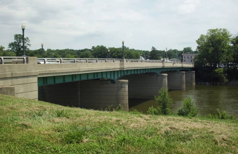Puente sobre un río en Franklin, Ohio 