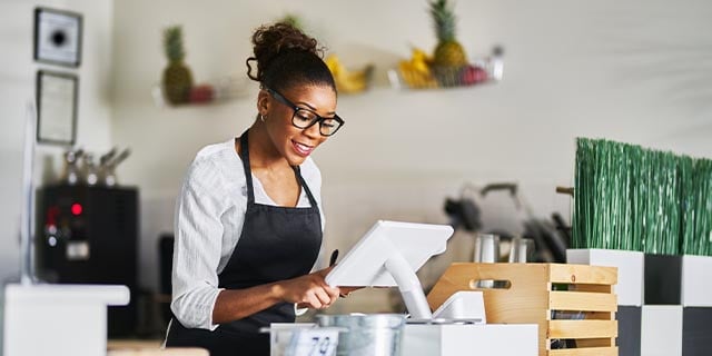 Empleado trabaja en una caja registradora