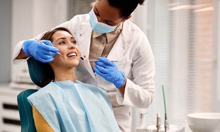 una empleada que usa su seguro dental no voluntario