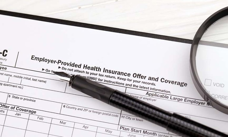 Un formulario 1095-C, Cobertura de seguro de salud proporcionada por el empleador, que contiene información sobre el tipo de seguro de salud ofrecido.