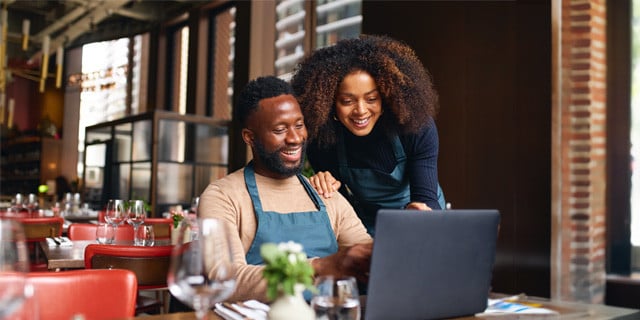 Propietarios de restaurantes que trabajan en la computadora