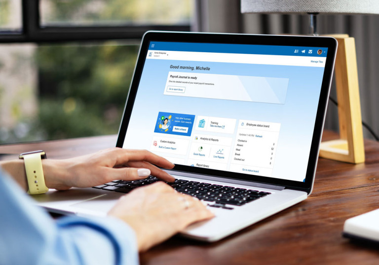 Profesional que usa Paychex Flex en una computadora portátil