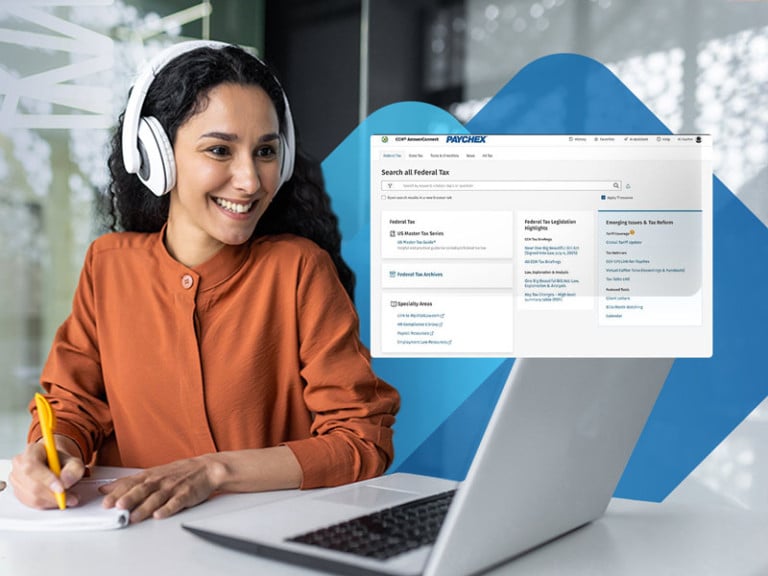 Una contadora consulta el Centro de conocimientos para contadores.