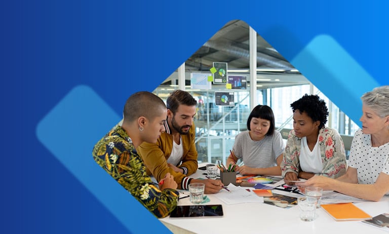 Compañeros de equipo colaborando durante una reunión