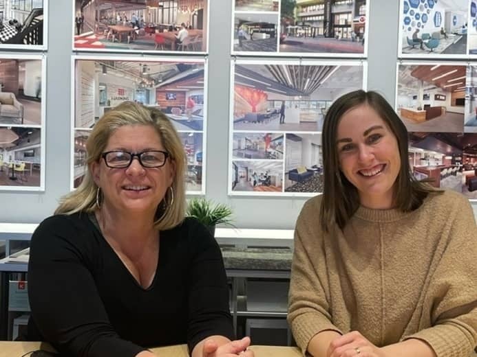 Kelly Ennis, a la izquierda, es la directora y fundadora de The Verve Partnership. Erin Deason, a la derecha, es asociada sénior y directora de proyectos para el estudio de arquitectura, diseño y estrategia de interiores. 