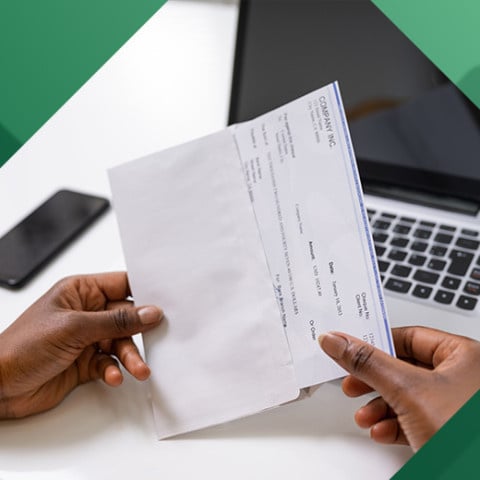 Persona que está revisando su talón de pago