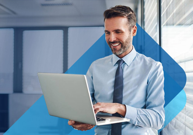 Profesional de recursos humanos revisando pólizas de seguro en una computadora portátil