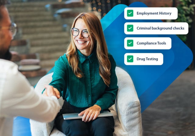 Una entrevista de trabajo, en la que un candidato le da la mano al entrevistador