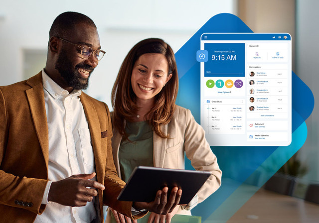 Empleados usando Paychex Flex para controlar su tiempo y recibir sus cheques de pago