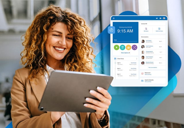 Una empleada que está usando Paychex Flex para controlar su tiempo y recibir sus cheques de pago