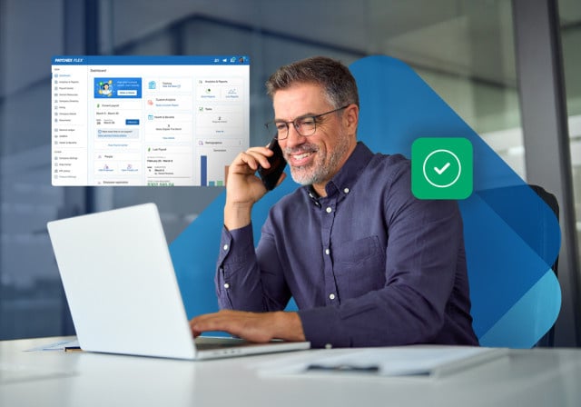 Una persona trabaja en una computadora portátil mientras visualiza un panel de nómina en la pantalla, con un ícono de marca de verificación visible a su lado.
