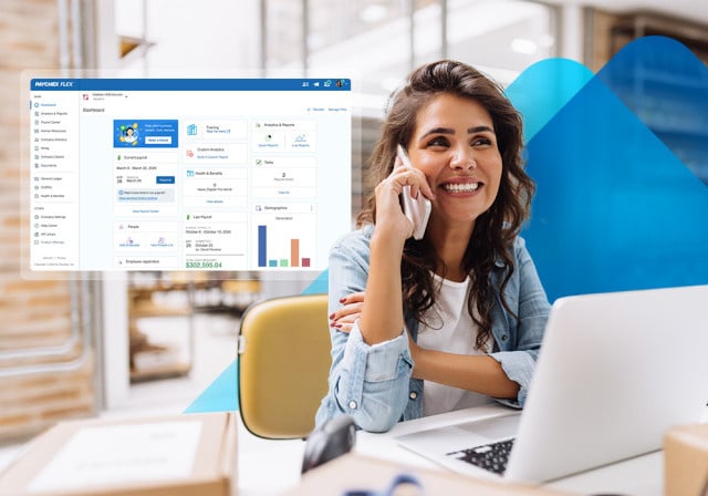 Una propietaria de un negocio habla con su asesor de recursos humanos por teléfono con Paychex Flex en segundo plano