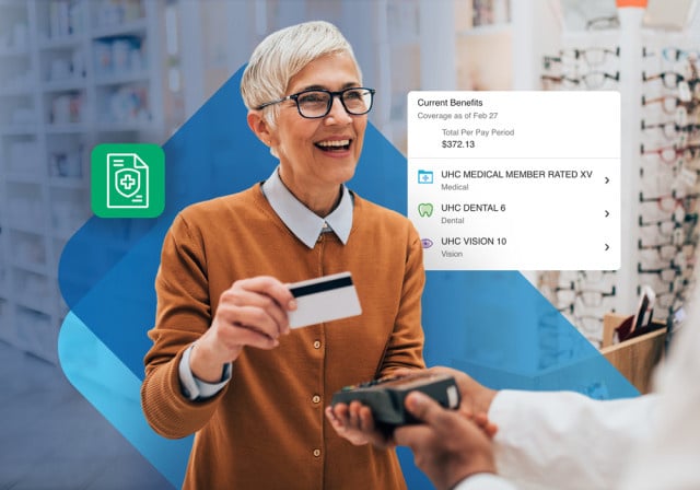 Una persona acerca una tarjeta de pago a un lector de tarjetas en un entorno médico o de farmacia, con un resumen de beneficios y un ícono relacionado con la salud visibles a su lado.