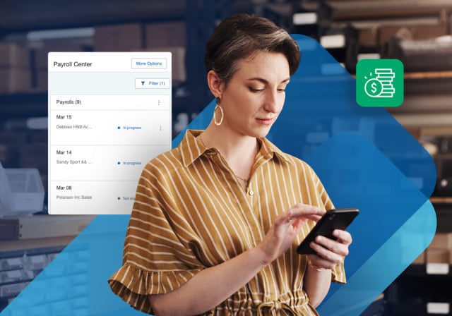 Una persona usa un teléfono inteligente mientras observa una pantalla del centro de nómina que muestra próximas nóminas con un ícono de pila de dinero que aparece a su lado.