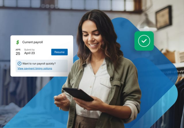 Un propietario de negocio procesando su nómina con Paychex Flex